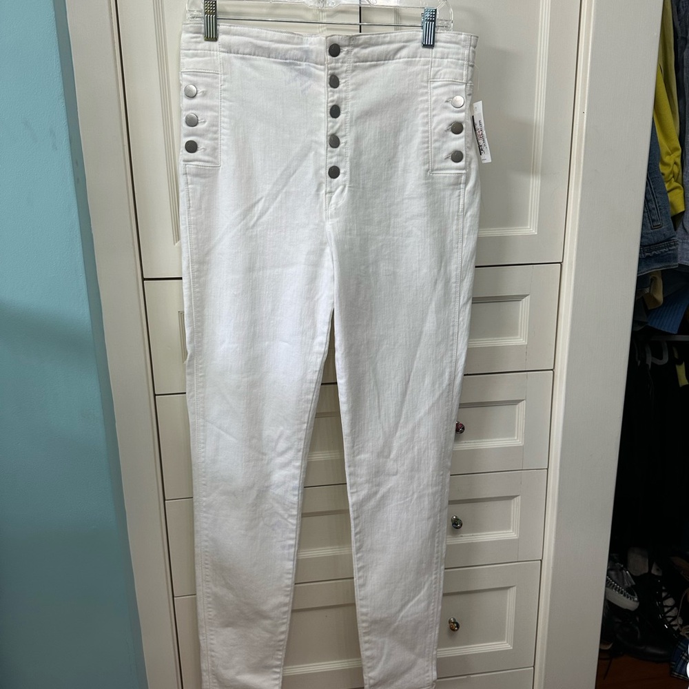 White comfy cool jeans for the spring and summer